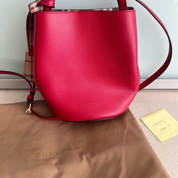 Burberry Small Lorne Bucket Bag - Picture 2 of 8